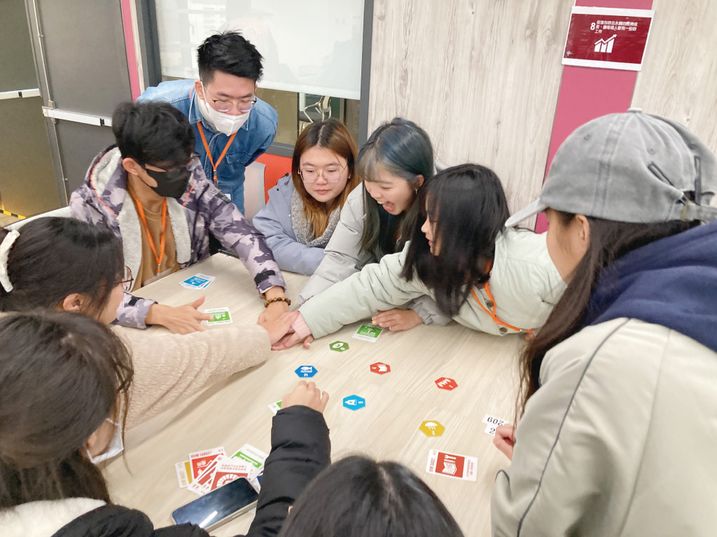 小太陽熱情參與桌遊與世界咖啡館，學習不再是被動接受，而是一次次主動參與、深度思辨的冒險！