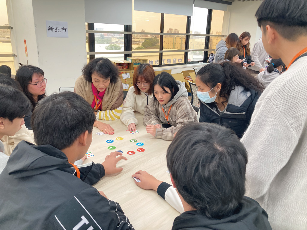 小太陽熱情參與桌遊與世界咖啡館，學習不再是被動接受，而是一次次主動參與、深度思辨的冒險！